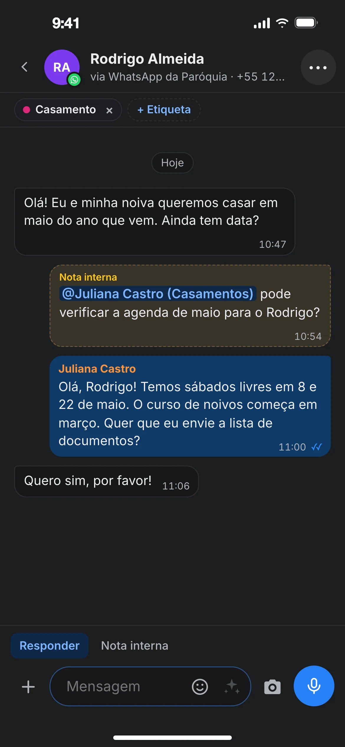 Conversa do WhatsApp da paróquia aberta no NOAV pelo iPhone, no tema escuro