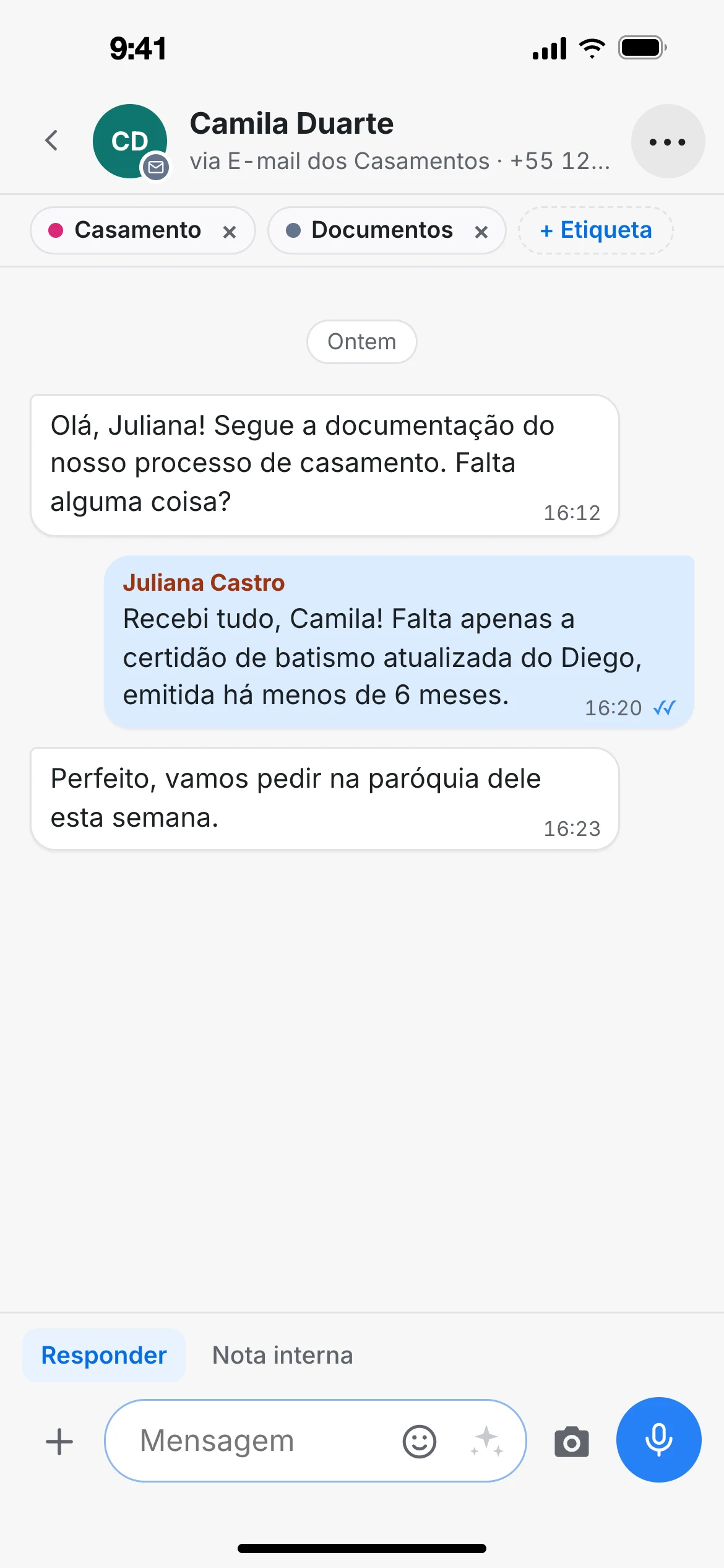 Conversa no e-mail dos Casamentos aberta no iPhone