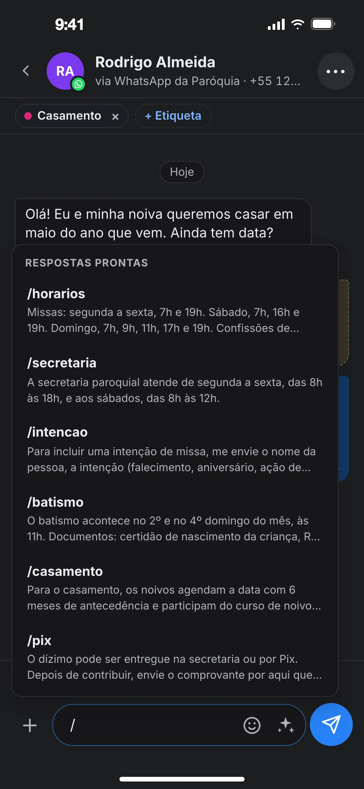 Conversa com as respostas prontas abertas, tema escuro