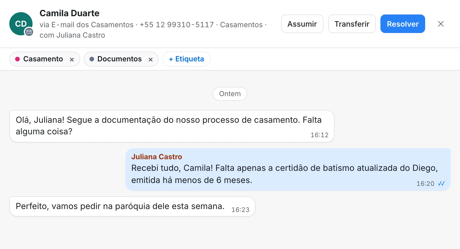 Conversa no e-mail dos Casamentos, atendida pela Juliana, com as etiquetas casamento e documentos